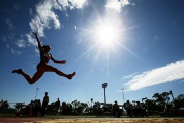 La atleta Tay-Leiha Clarke compite en el salto de longitud del Gran Premio de atletismo que se disputa en Canberra.