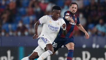Vinicius, jugador del Real Madrid, y Jorge Miramón, jugador del Levante UD, se disputan un balón.