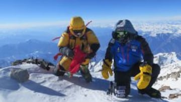 Alex Txikon (de azul) y Al&iacute; Sadpara (de amarillo), en la cumbre del Nanga Parbat (8.125 m.). Reto conseguido.