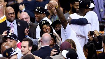 LeBron pide disculpas a su mujer
