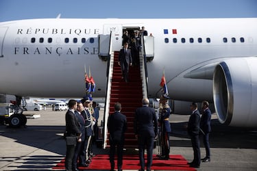 El presidente francés, Emmanuel Macron, es recibido por el embajador francés, Eric Chevallier, y el ministro de Aviación Civil egipcio, Sameh El-Hefny.