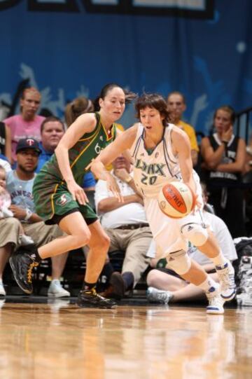 NURIA MART?NEZ. Sus derechos pertenec¨ªan a las Sacramento Monarchs, pero los traspasaron a las Minnesota Lynx que le dieron la alternativa (en 2005 jug¨® un partido). Cinco a?os despu¨¦s, y antes de que consiguiera el bronce mundial con Espa?a, confiaron de nuevo en ella: jug¨® 15 partidos en los que anot¨® 27 puntos (1,8) y reparti¨® 11 asistencias (0,7) en algo m¨¢s de 8 minutos de juego.
