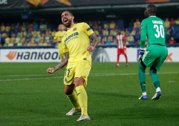 5-3. Paco Alc¨¢cer celebr¨® el quinto gol.
