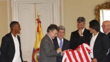 <b>RECEPCIÓN. </b>El presidente Santos al recibir su camiseta firmada.