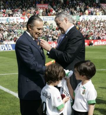 Yosu recibe antes del partido de Primera entre el Racing y el Athletic de Bilbao, la insignia de oro del Club cántabro en 2007.
