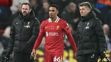 Trent Alexander-Arnold, jugador del Liverpool, abandona el terreno de juego acompañado por los médicos.