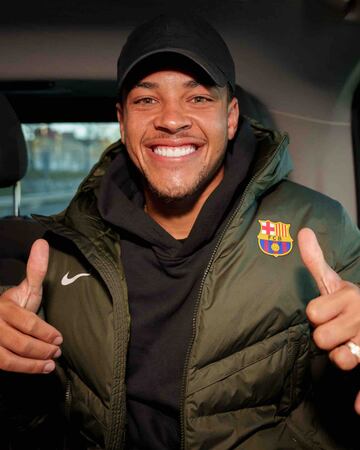 Vitor Roque ha aterrizado en Barcelona este miércoles por la mañana y está viviendo sus primeras horas como culé en la Ciudad Condal. El delantero brasileño, que firmará contrato hasta el 30 de junio de la temporada 2030/31, tendrá una cláusula de 500 millones de euros.

