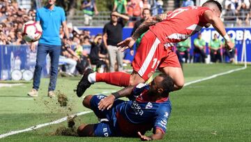 GRAF6710. HUESCA, 30/09/2018.- El jugador del Huesca Akapo (abajo) y Aday Ben&iacute;tez, del Girona, luchan por el bal&oacute;n durante el partido de la liga de Primera Divisi&oacute;n que ambos equipos disputan en el estadio oscense El Alcoraz. EFE/ Jav