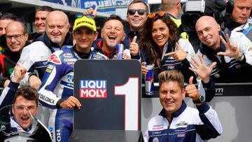 Martín con su equipo en Australia.