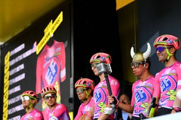 La última etapa del Tour en territorio danés contó con el protagonismo de Rigoberto Urán, quien utilizó un casco y un martillo vikingo.