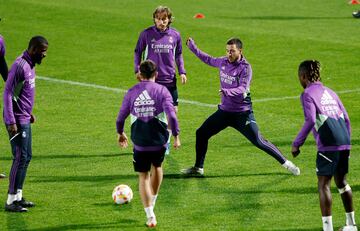 Eden Hazard en medio del rondo tratando de robar la pelota.