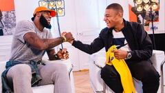 Mbappé junto a Lebron James.