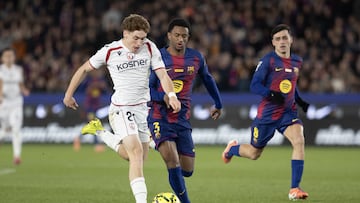 Víctor Muñoz disputa un balón.