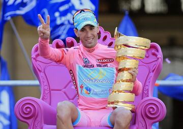 El italiano ganó la gran vuelta de su país en 2013. Le acompañaron en el podium Rigoberto Urán y Cadel Evans.