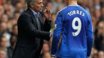 Jos&eacute; Mourinho da indicaciones a Fernando Torres.