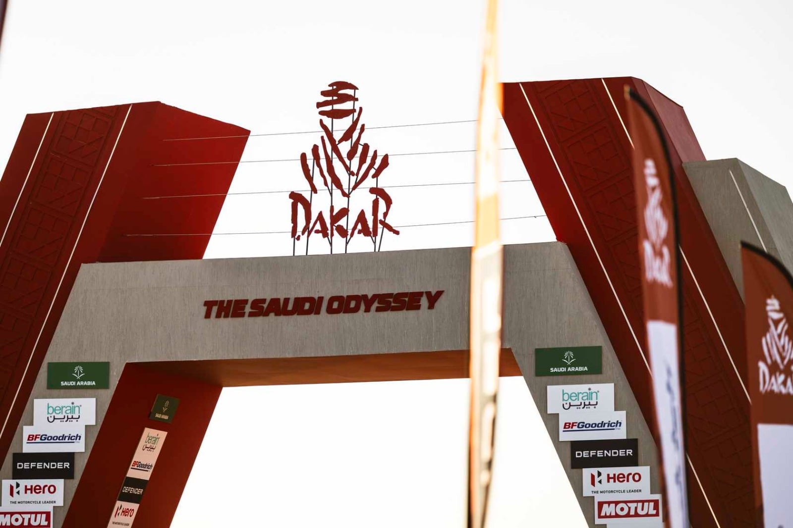 El podio del Dakar 2026 en el vivac de Yanbu.