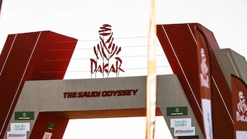 El podio del Dakar 2026 en el vivac de Yanbu.
