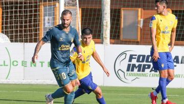 Jes&eacute; conduce el bal&oacute;n perseguido por Tom&aacute;s Alarc&oacute;n, ante la mirada de Marcos Mauro.