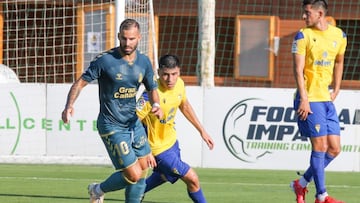 Jes&eacute; conduce el bal&oacute;n perseguido por Tom&aacute;s Alarc&oacute;n, ante la mirada de Marcos Mauro.