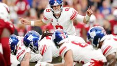 Daniel Jones #8 of the New York Giants directs his team