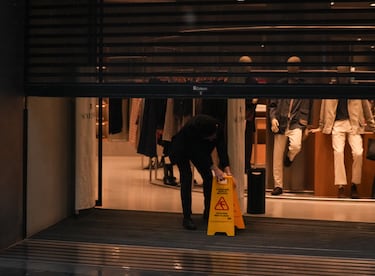 Transeúntes por céntricas calles de Sevilla se protegen de la lluvia que la borrasca 'Leonardo' deja a su paso por Sevilla.