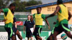 Nigeria's Portuguese coach Jose Peseiro (C) looks as his players during a training session at National Police School stadium in  Abidjan on January 15, 2024 during the Africa Cup of Nations (CAN) 2024 football tournament. (Photo by FRANCK FIFE / AFP)