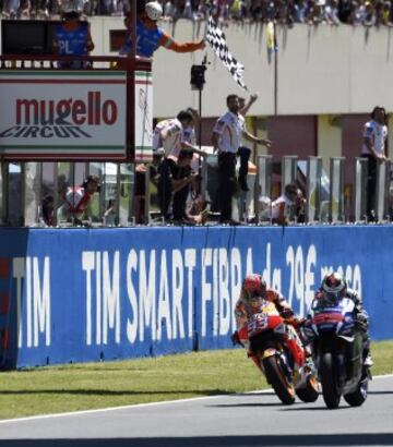 Espectacular vuelta final en MotoGP de Jorge Lorenzo y Marc Márquez. Lorenzo gana por 19 milésimas. Iannone acaba tercero.