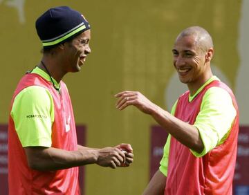 Ronaldinho y Larsson durante un entrenamiento.