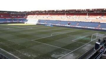 <b>OSASUNA 'ON ICE'. </b>Parte del césped del Reyno, congelado.