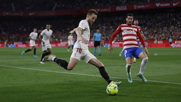 Rakitic, ante el Granada. 