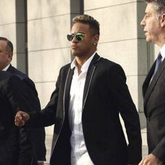 DIS pide cinco años de cárcel para Neymar; la Fiscalía, dos