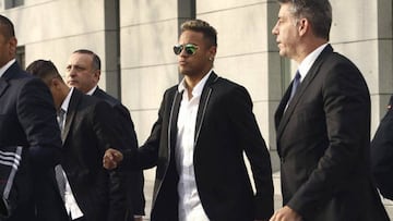 DIS quiere cinco años de cárcel para Neymar; la Fiscalía, dos