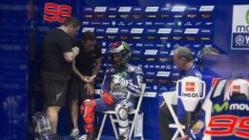 Lorenzo en el box Yamaha de Qatar.