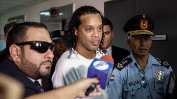 AME1695. ASUNCIÓN (PARAGUAY), 06/03/2020.- Ronaldo de Assis Moreira, Ronaldinho, llega este viernes al Palacio de Justicia para comparecer ante el juez Mirko Valinotti, en Asunción (Paraguay). El exinternacional brasileño Ronaldinho G