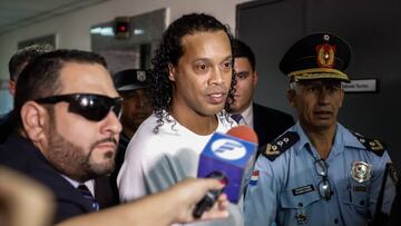 AME1695. ASUNCI&Oacute;N (PARAGUAY), 06/03/2020.- Ronaldo de Assis Moreira, Ronaldinho, llega este viernes al Palacio de Justicia para comparecer ante el juez Mirko Valinotti, en Asunci&oacute;n (Paraguay). El exinternacional brasile&ntilde;o Ronaldinho G