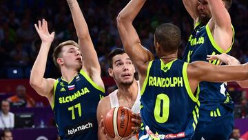 Doncic y Randolph, frente a Willy Hernang&oacute;mez en el pasado Eurobasket.