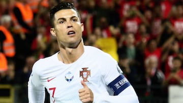 Cristiano Ronaldo marca su primer gol contra Lituania.