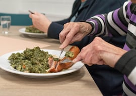 Un nuevo estudio científico pide a los jubilados que no coman solos por motivos de salud