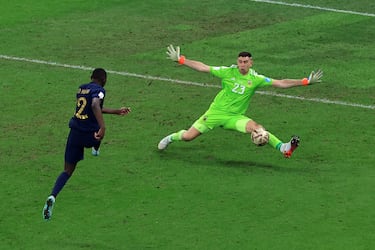 El Mundial disputado en Qatar en los meses de noviembre y diciembre, tuvo una de las mejores finales en la historia de la competición. Argentina y Francia se midieron en un duelo apasionante y lleno de goles. En el minuto 123 y con el partido empatado a tres, Kolo Muani tuvo un mano a mano claro para adelantar a los suyos. Sin embargo, el portero argentino hizo una parada histórica para mandar el encuentro a los penaltis. El ‘Dibu’ se hizo grande en la tanda y gracias a sus intervenciones, junto al gol de Montiel, brindó a los argentinos su tercera Copa del Mundo. Además, por su rendimiento ganó el galardón de mejor arquero de la competición.  