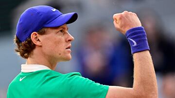 Italy's Jannik Sinner reacts after a point during his men's singles final match against Spain's Carlos Alcaraz on day 15 of the French Open tennis tournament on Court Philippe-Chatrier at the Roland-Garros Complex in Paris on June 8, 2025. (Photo by JULIEN DE ROSA / AFP)