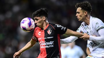 Leonardo Flores of Atlas fights for the ball with Paul Bellon (R) of Leon during the 13th round match between Leon and Atlas as part of the Liga BBVA MX, Torneo Apertura 2024 at You Camp -Leon- Stadium on October 23, 2024 in Leon, Guanajuato, Mexico.