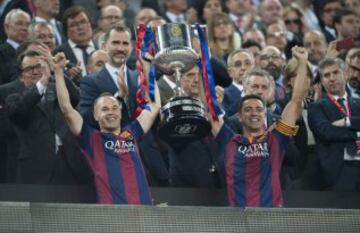 Iniesta y Xavi con el trofeo.