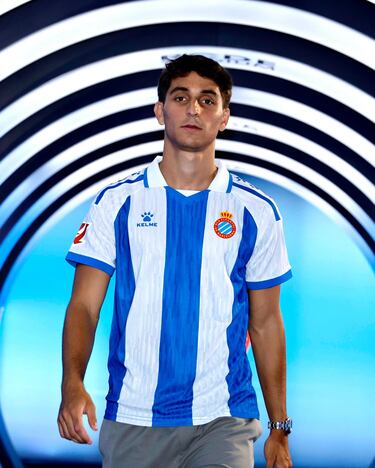 El último de la lista de equipaciones por 79’95 €. Los pericos de la mano de Kelme han presentado una camiseta muy elegante a la vista. El conjunto está constituido por unas franjas blanquiazules y un cuello de polo. Además, en las mangas aparece el característico logo del patrocinador de manera sucesiva.