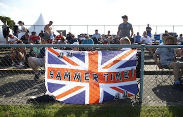 Fans de Lewis Hamilton en el circuito de Gran Bretaña antes de la clasificación.