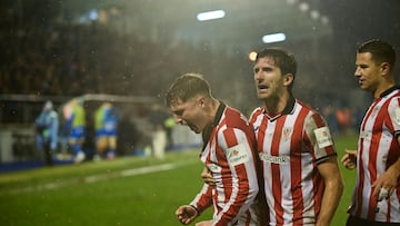 OURENSE, 18/12/2025.- El centrocampista del Athletic Mikel Jauregizar (i) celebra con sus compañeros tras marcar ante el Ourense, durante el partido de dieciseisavos de final de la Copa del Rey que Ourense CF y Athletic Club disputan este jueves en el estadio de O Couto. EFE/Brais Lorenzo
