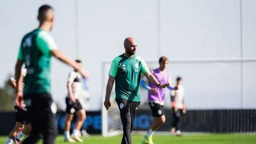 Claudio Giráldez durante un entrenamiento en la Ciudad Deportiva Afouteza.