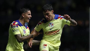 MEX5476. CIUDAD DE MÉXICO (MÉXICO), 16/09/2023.- Paul Rodríguez (i) y Alejandro Zendejas (d) del América, celebran un gol anotado al Guadalajara durante un juego por la jornada 8 del torneo Apertura 2023 de la Liga MX del fútbol mexicano, hoy en el estadio Azteca de Ciudad de México (México). EFE/Sáshenka Gutiérrez