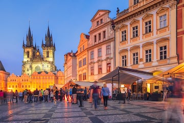 Comida: desde las 11:30 hasta las 13:30 horas | Cena: desde las 18:00 hasta las 19:00 horas. En la foto, el casco antiguo de Praga con la Iglesia de Týn al fondo. 
 