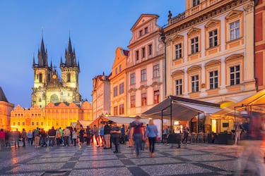 Comida: desde las 11:30 hasta las 13:30 horas | Cena: desde las 18:00 hasta las 19:00 horas. En la foto, el casco antiguo de Praga con la Iglesia de Týn al fondo. 
 