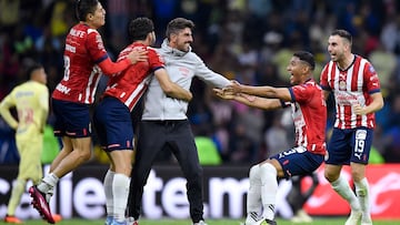 Guadalajara's Serbian coach Veljko Paunovic (C) celebrates their victory with players